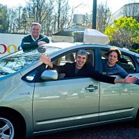 Die Google-Gründer Larry Page (Fahrersitz) und Sergey Brin (Rücksitz) wollen schon in wenigen Jahren ein selbstfahrendes Auto auf den Markt bringen. 
